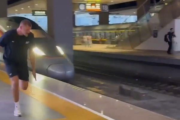 约柯奇和中国高铁赛跑赢了!打爆杨瀚森才会给合照 约柯奇和中国高铁赛跑赢了!打爆杨瀚森才会给合照