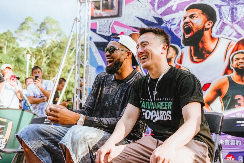 唐斯加持3对3赛 冠军获得签名球