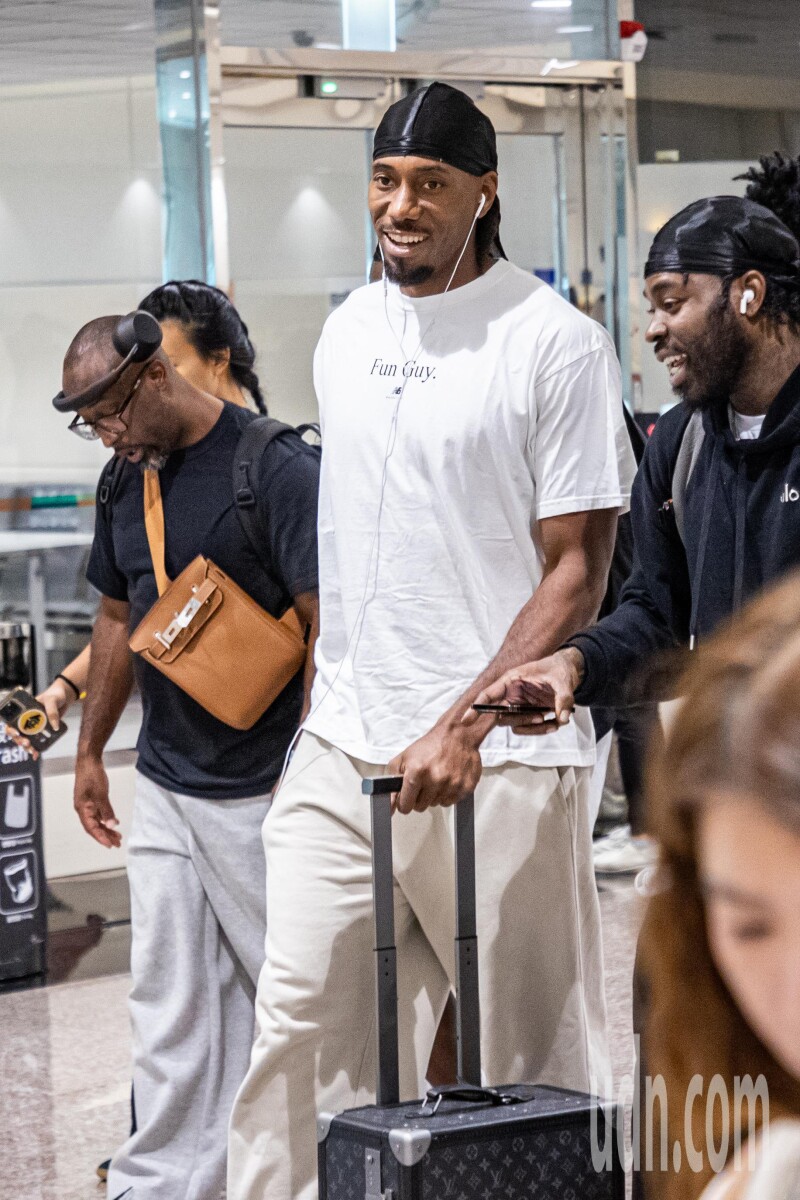 影／两届NBA总冠军Kawhi Leonard雷纳德 今搭机抵台