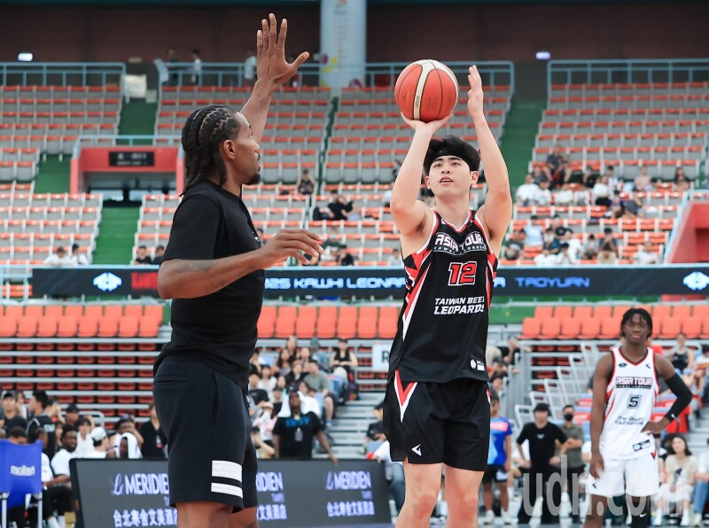 影/雷纳德、唐斯桃园巨蛋同台 吸引逾五千球迷进场 影/雷纳德、唐斯桃园巨蛋同台 吸引逾五千球迷进场