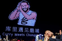 库里中国行获无人机灯光秀和Labubu 连进34颗三分后失手惨叫