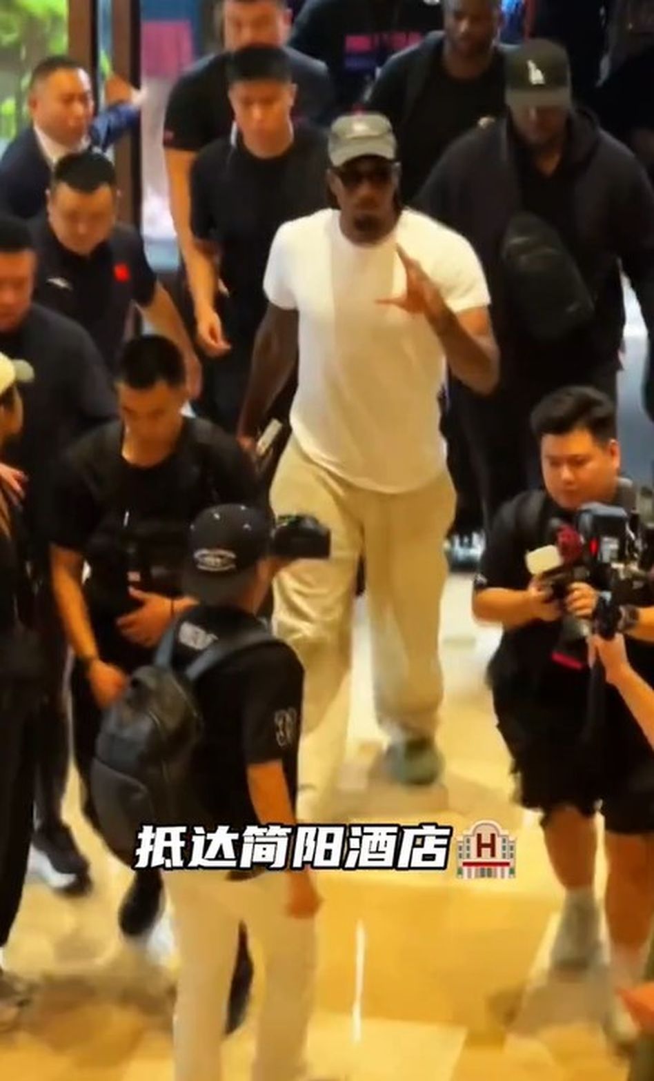 NBA球星密集访中 快船队雷纳德到四川 喊想吃美食