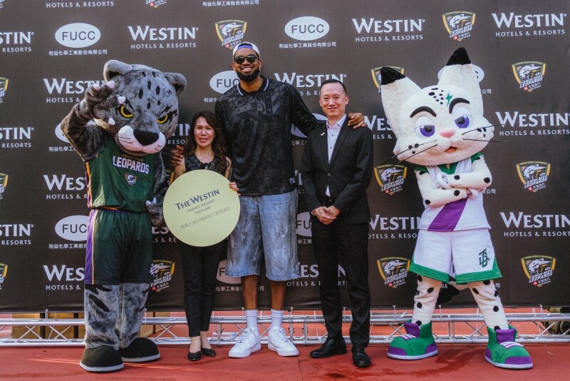 唐斯加持3对3赛 冠军获得签名球