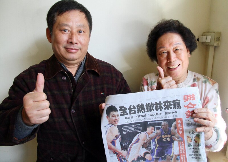 林书豪缔造「林来疯」传奇 亚裔球迷人气巨星 林书豪缔造「林来疯」传奇 亚裔球迷人气巨星