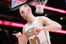 绿衫真神射手是你！豪瑟狂飙10记三分 射下老鹰还写纪录