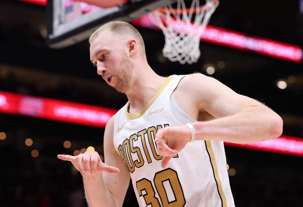 绿衫真神射手是你！豪瑟狂飙10记三分 射下老鹰还写纪录