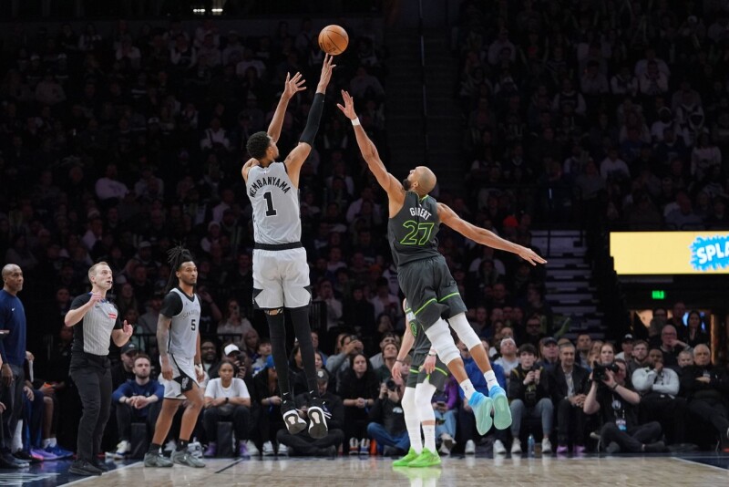 自家人竟搞自家人！戈贝尔恶意垫脚「斑马」 遭判禁赛1场