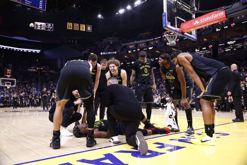 巴特勒贴「将军照」自嘲 库里曝为何受伤勇士球员在笑