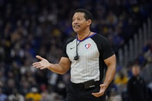 无接触受伤倒地！25年资深裁判长肯尼迪坐轮椅退场