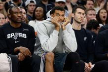 「跛脚」的斑马何时能回归?马刺主帅透露伤... 「跛脚」的斑马何时能回归?马刺主帅透露伤...