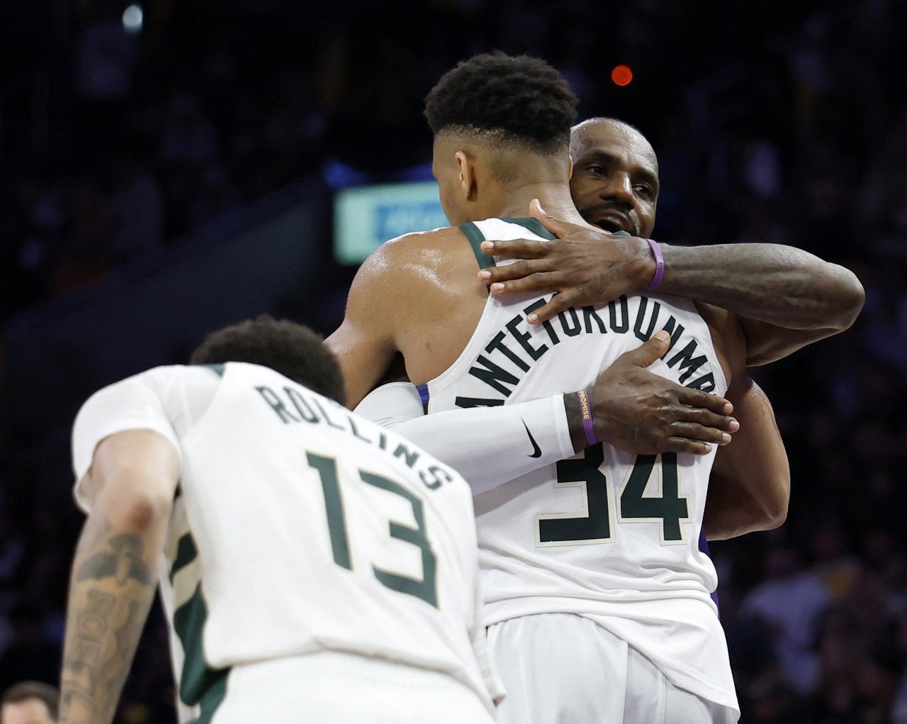 字母哥「锅抄」封锁詹皇！雄鹿斩断「关键时刻」不败湖人