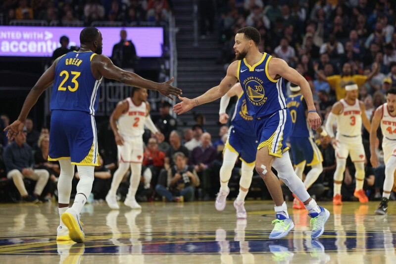 声援库明加！勇士三巨头携手护航：我们都爱他