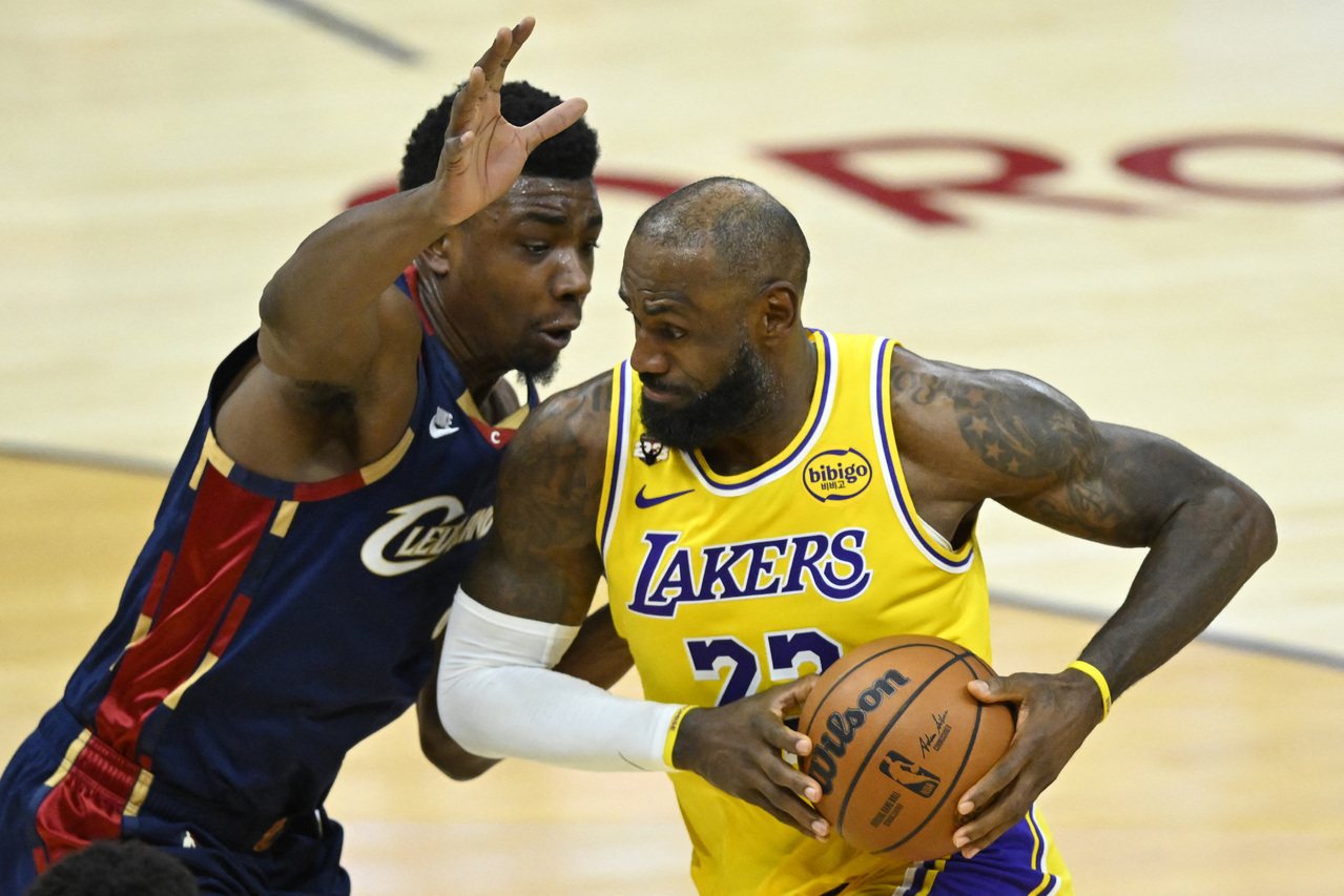 詹姆斯返乡出赛一度落泪 骑士却不留情大胜湖人30分