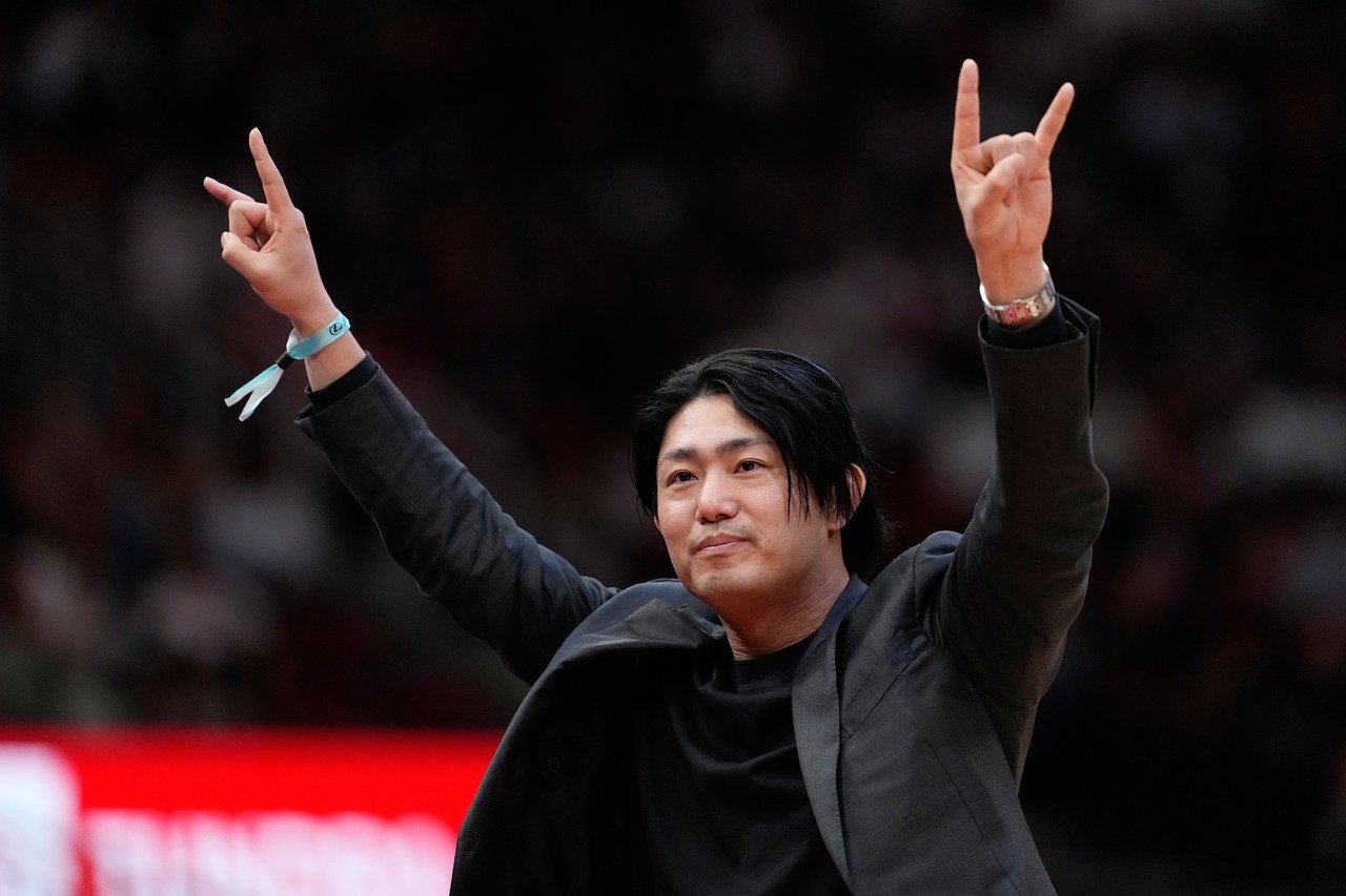 MLB／今井达也偕爱妻现身火箭主场 迅速掳获休士顿球迷心