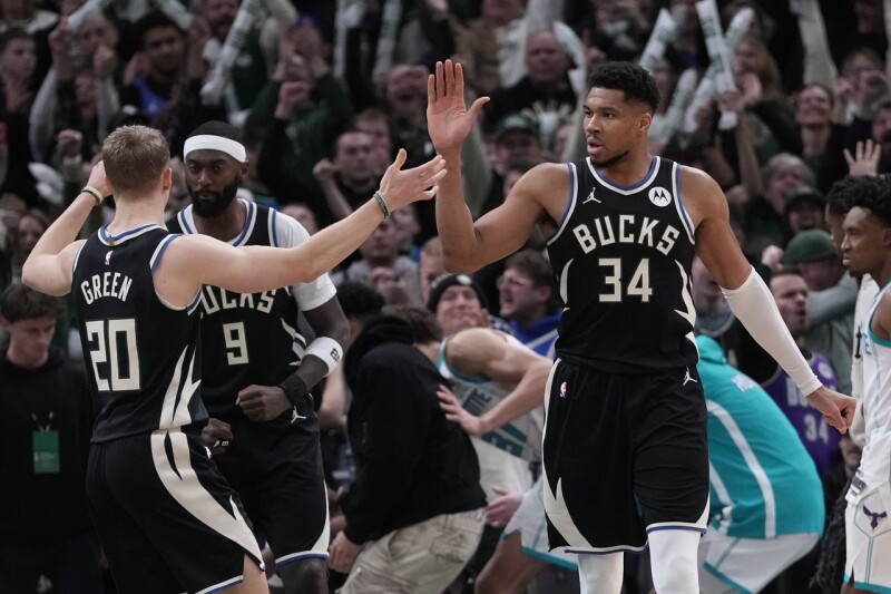 4.7秒致胜空接灌篮气走黄蜂 雄鹿字母哥再创史上第一纪录