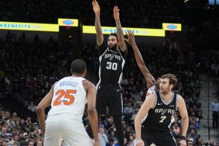 「香槟哥」11记三分破马刺队史 温班亚玛伤退仍赢尼克