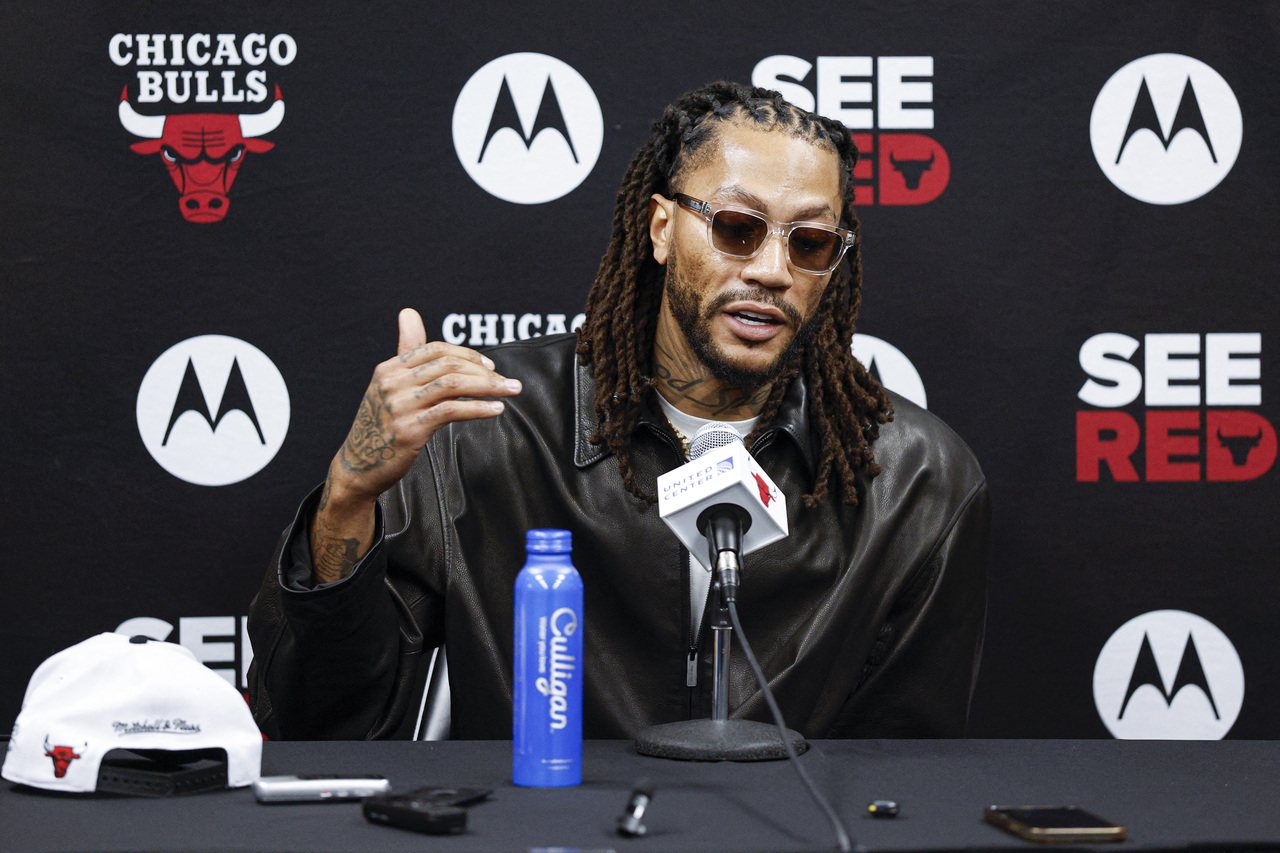 罗斯1号球衣正式退役！感动之夜获公牛两大传奇致敬