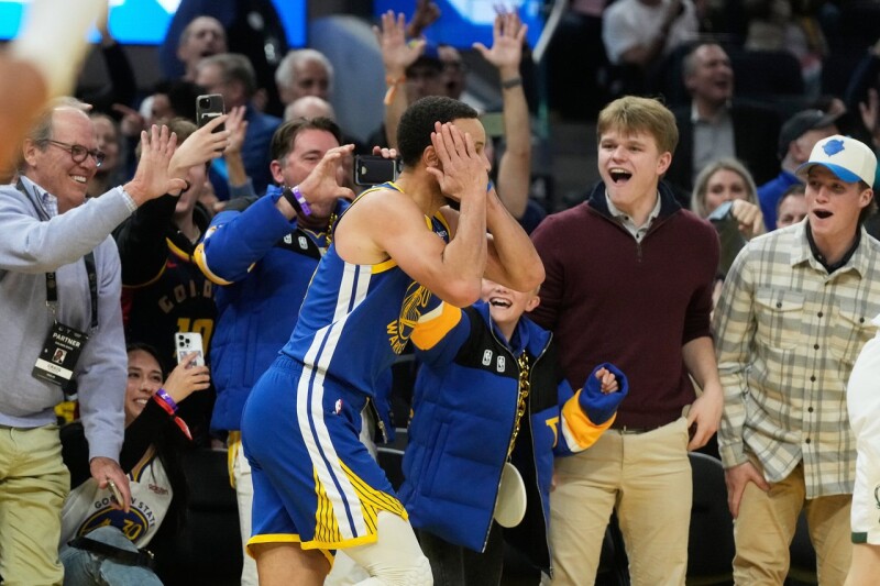 「晚安」庆祝手势再现！库里轰31分率勇士猎雄鹿