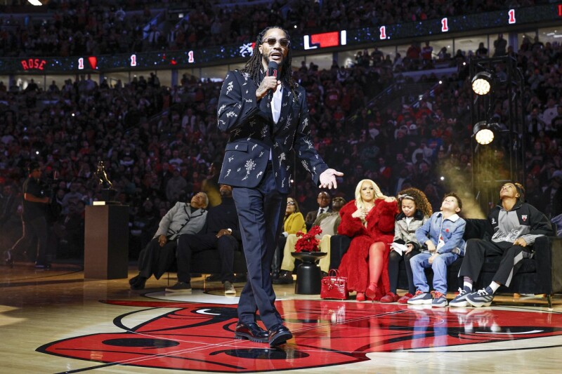 惊喜现身罗斯球衣退休仪式 锡伯杜：下一站就是名人堂