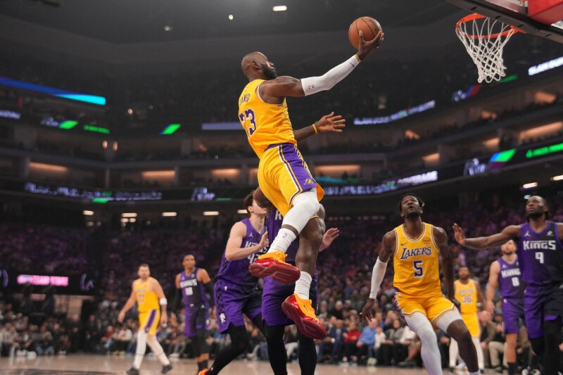 纪念破纪录第23个赛季！詹姆斯穿特制徽章亮相 场场化身球员卡