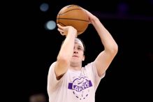 小腿拉伤已缺阵一个月 湖人主帅曝里夫斯最... 小腿拉伤已缺阵一个月 湖人主帅曝里夫斯最...