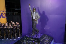 湖人打造莱里青铜雕像 瑞迪克：他为现代教练树立标竿