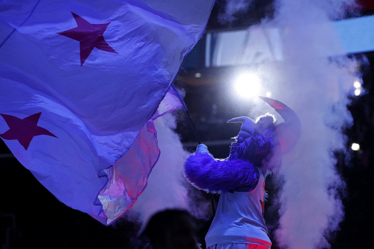 吉祥物不忍了！遭湖人球员故意推倒 奇才G-Wiz决定提告