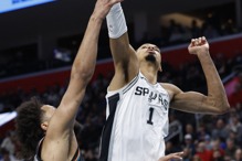 温班亚玛完成对联盟29队阻攻纪录 马刺退活塞拉出9连胜