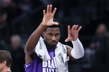 明星前锋杰克森确定赛季报销！体检竟发现膝盖罕见增生