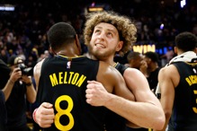 勇士小将末节狂砍15分翻盘掘金 柯尔狂赞...