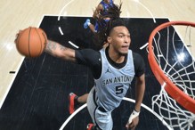 21岁马刺小将飙40分大三元  史上第3年轻仅次詹皇、唐西奇