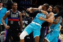 黄蜂主帅不满判决也被驱逐 大乱斗挺自家球员：全力对抗活塞