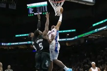 森林狼狂输76人近30分仍不够 爱德华还惨变扣篮「海报背景」