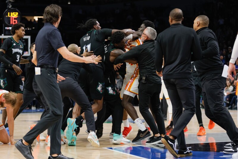 老鹰森林狼之战也爆发肢体冲突 爱德华领军轻取对手