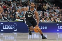 睡醒脚踝痛！巴恩斯连364场「铁人」纪录中断 队友笑：不然上去打一下