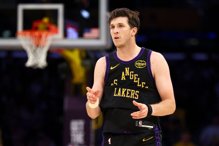 传湖人愿给里夫斯5年2.4亿美元 续约后争取交易字母哥