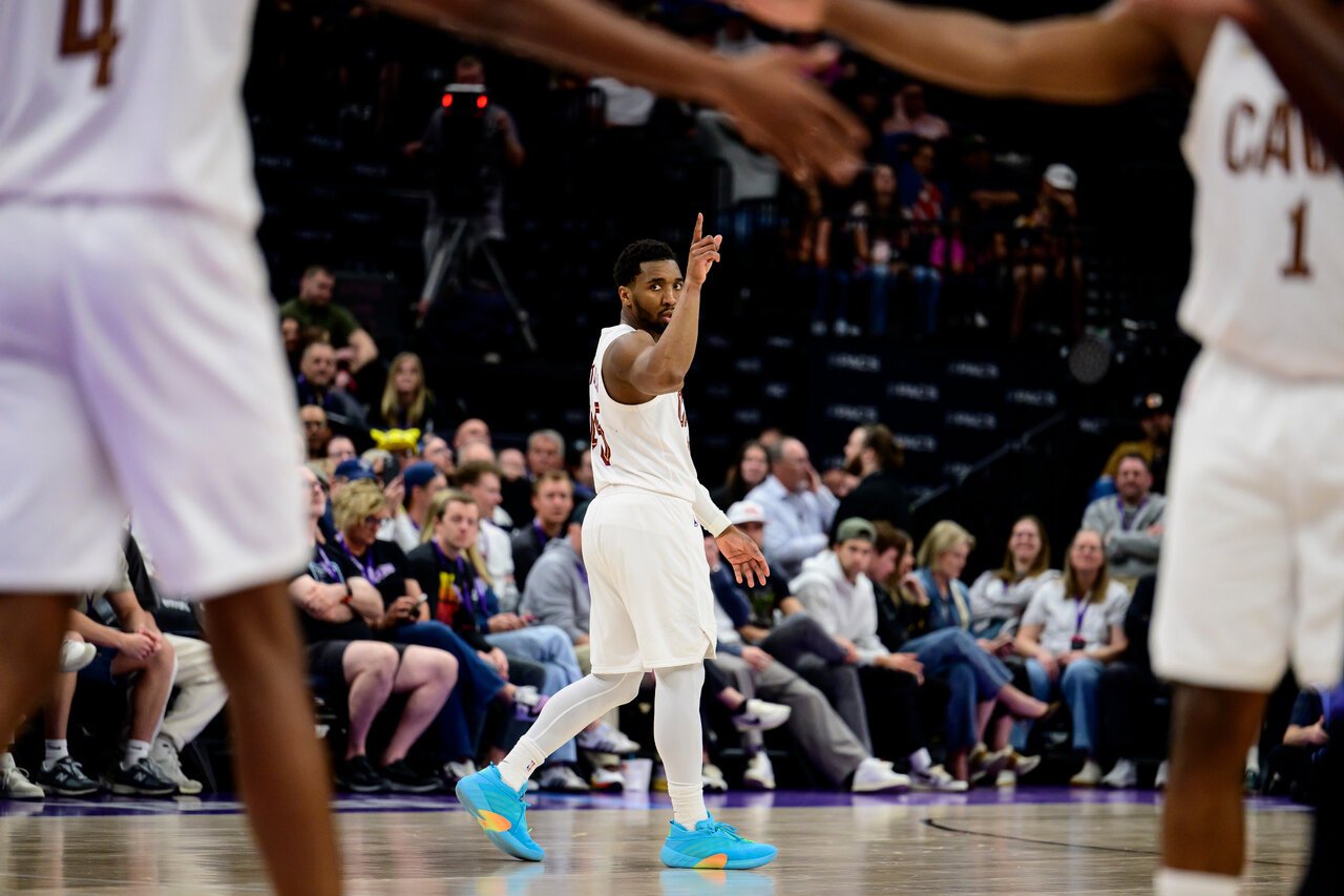 哈登两场送28助攻 米契尔、莫布里狂飙68分骑士退爵士