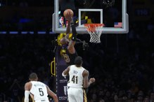 詹皇暴扣秀！第四节海啸攻势逆转鹈鹕 湖人主场夺3连胜