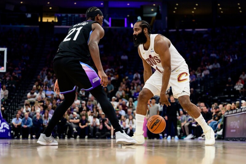 哈登两场送28助攻 米契尔、莫布里狂飙68分骑士退爵士