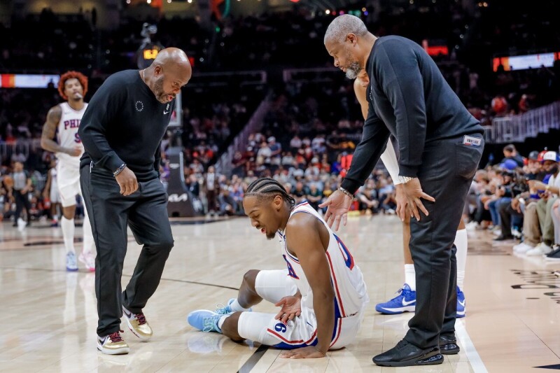 76人噩耗！三巨头全倒 马克西因手指扭伤将缺席背靠背