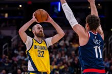 本季最诡异0.4秒！步行者发球失误+两罚不进遭质疑「不想赢」