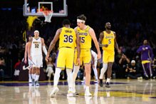 正规赛完成神奇追平 里夫斯和篮球告白「我爱你」