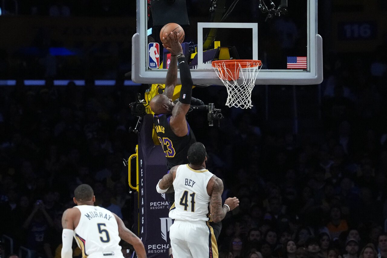 詹皇暴扣秀！第四节海啸攻势逆转鹈鹕 湖人主场夺3连胜