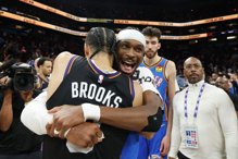 赛后含笑相拥加拿大一家亲！雷霆SGA赞太阳恶棍：其实是好人