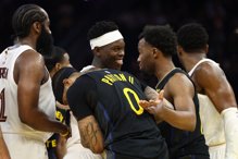 施罗德用「无影脚」踢飞勇士小将 库明加笑回：李连杰