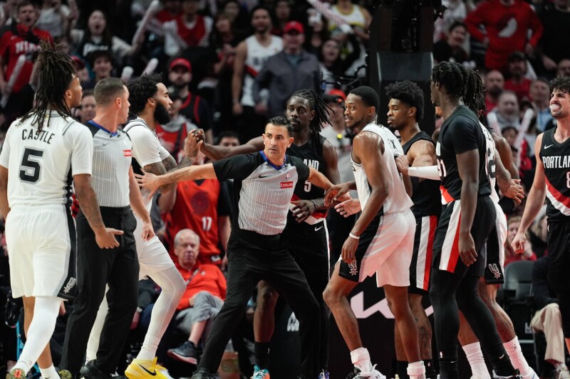 不满马刺卡瑟尔「塞球」挑衅动作 阿夫迪贾怒轰：太不尊重人