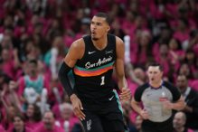 季后赛处女秀有马刺传奇见证 温班亚玛喊酷