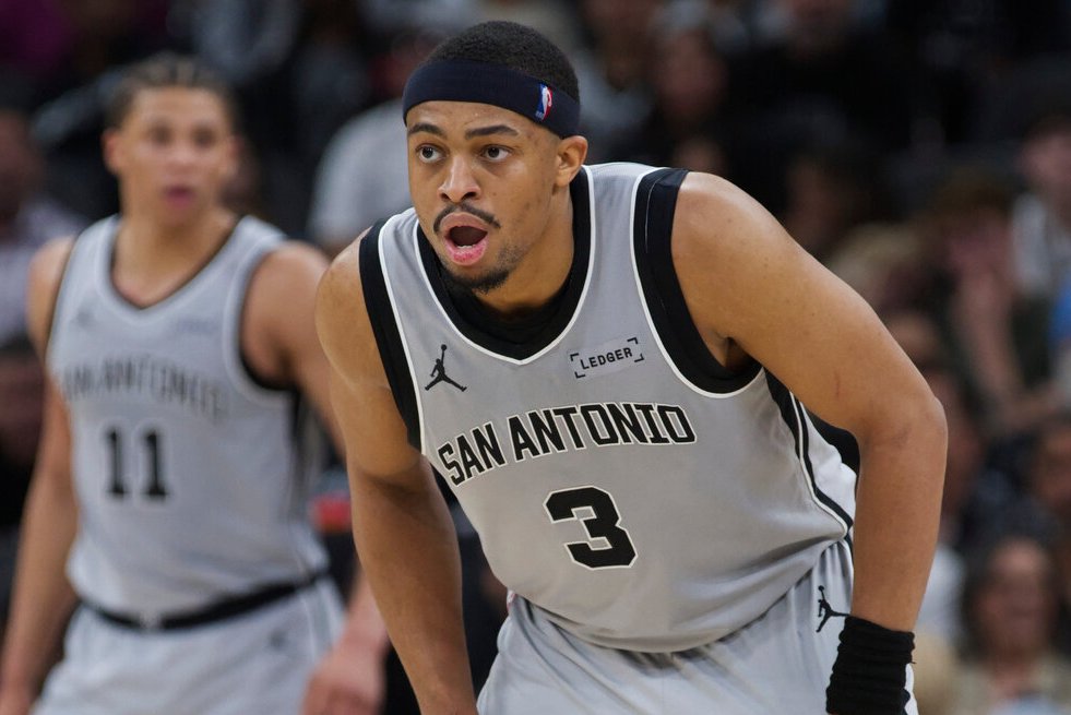 和传奇吉诺布里并肩 马刺强森获年度最佳第六人