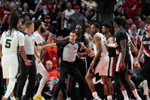 不满马刺卡瑟尔「塞球」挑衅动作 阿夫迪贾怒轰：太不尊重人