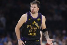 从西班牙返洛杉矶迎接季后赛 唐西奇腿伤状况仍未明